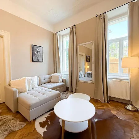 Catty 3bdr 80 M2 * Praha