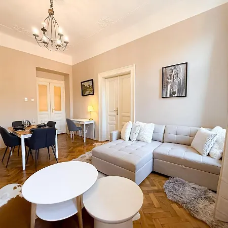 Catty 3bdr 80 M2 Apartmán Praha