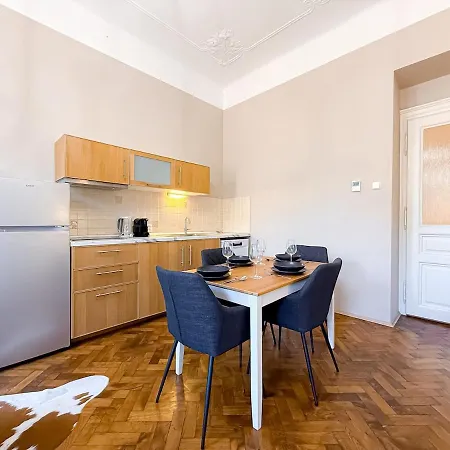 Catty 3bdr 80 M2 Praha